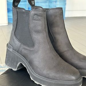 Size 9.5 sorel black hi-line heel Chelsea boot